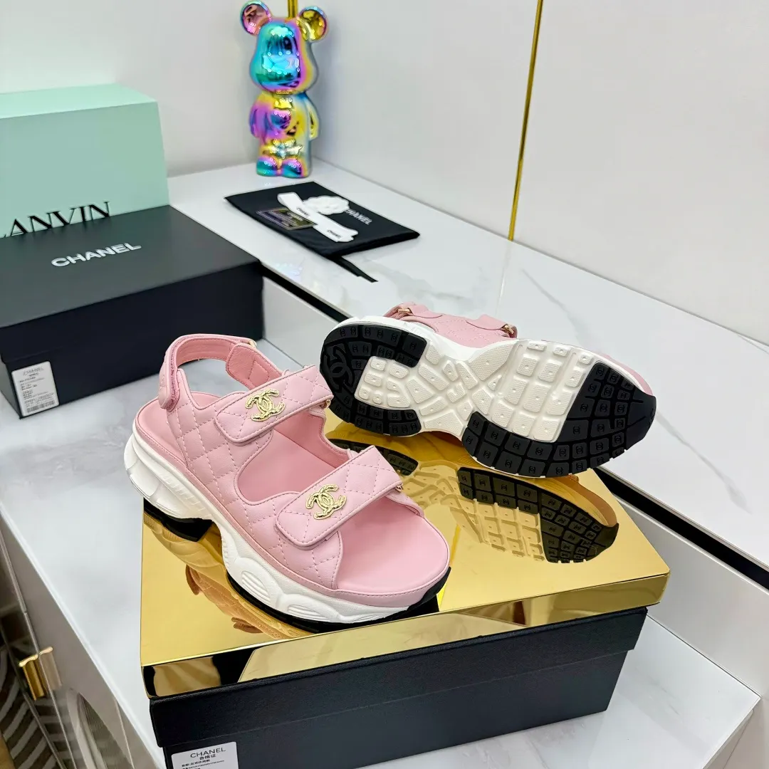 👟👟Ex-factory price 660👟👟 Top version... Chanel｜Chanel Xiaoxiang Velcro Beach Slippers Slippers Casual Beach Shoes 25ss Spring and Summer New Style! Beach shoes are a hit all over the internet! The latest model from the counter, I am still willing to buy it on my feet. It must be ranked among the most popular models. It is invincible in all seasons. Various bloggers and Internet celebrities can see the matching styles. Highly recommended. Pearlescent sheepskin upper, sheepskin lining, suede for the feet. Original open-molded TPU outsole size: 35-40 (customized for 40 and 41). Full set of original packaging 👉 👉